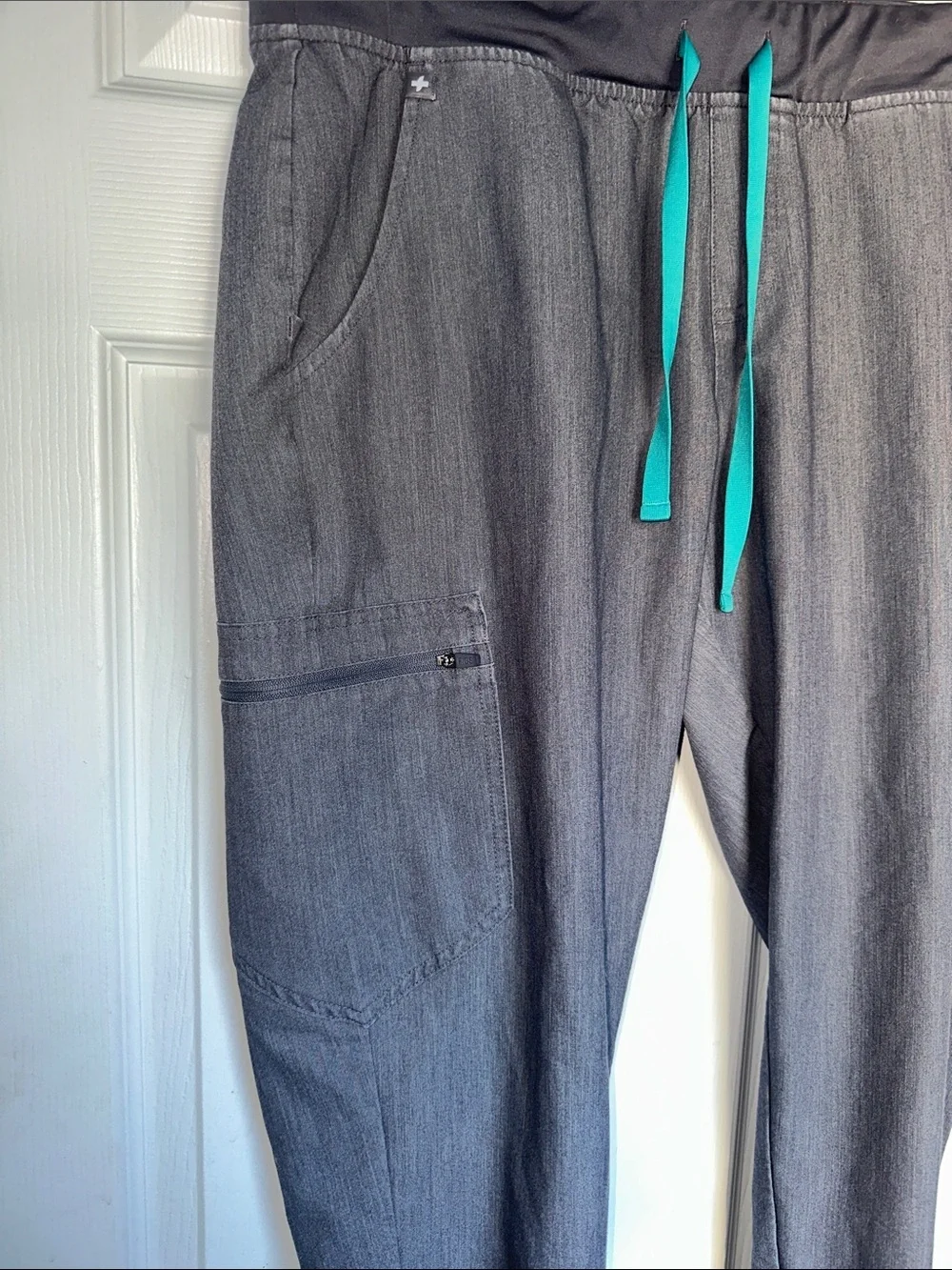 Figs Men's Gray Jogger Scrub Pants & Top Set - Charcoal Gray